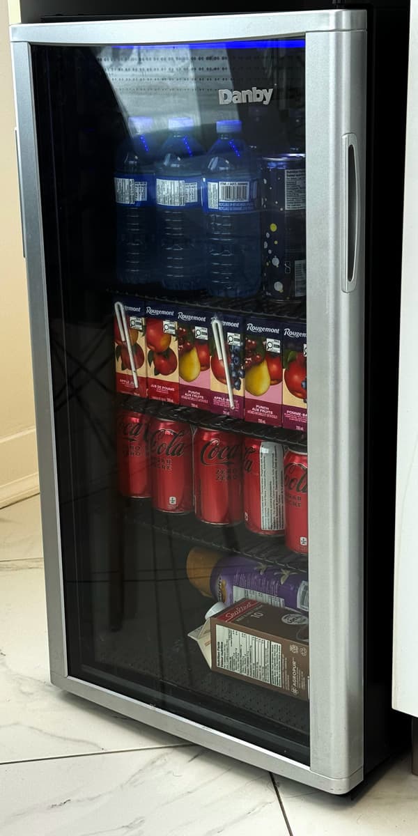 Beverage bar with refreshments